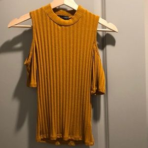 Shoulder-less Top